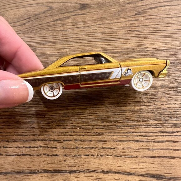 2021 Hot Wheels Christmas Workshop Series '66 FORD 427 FAIRLANE Gold - Picture 3 of 6